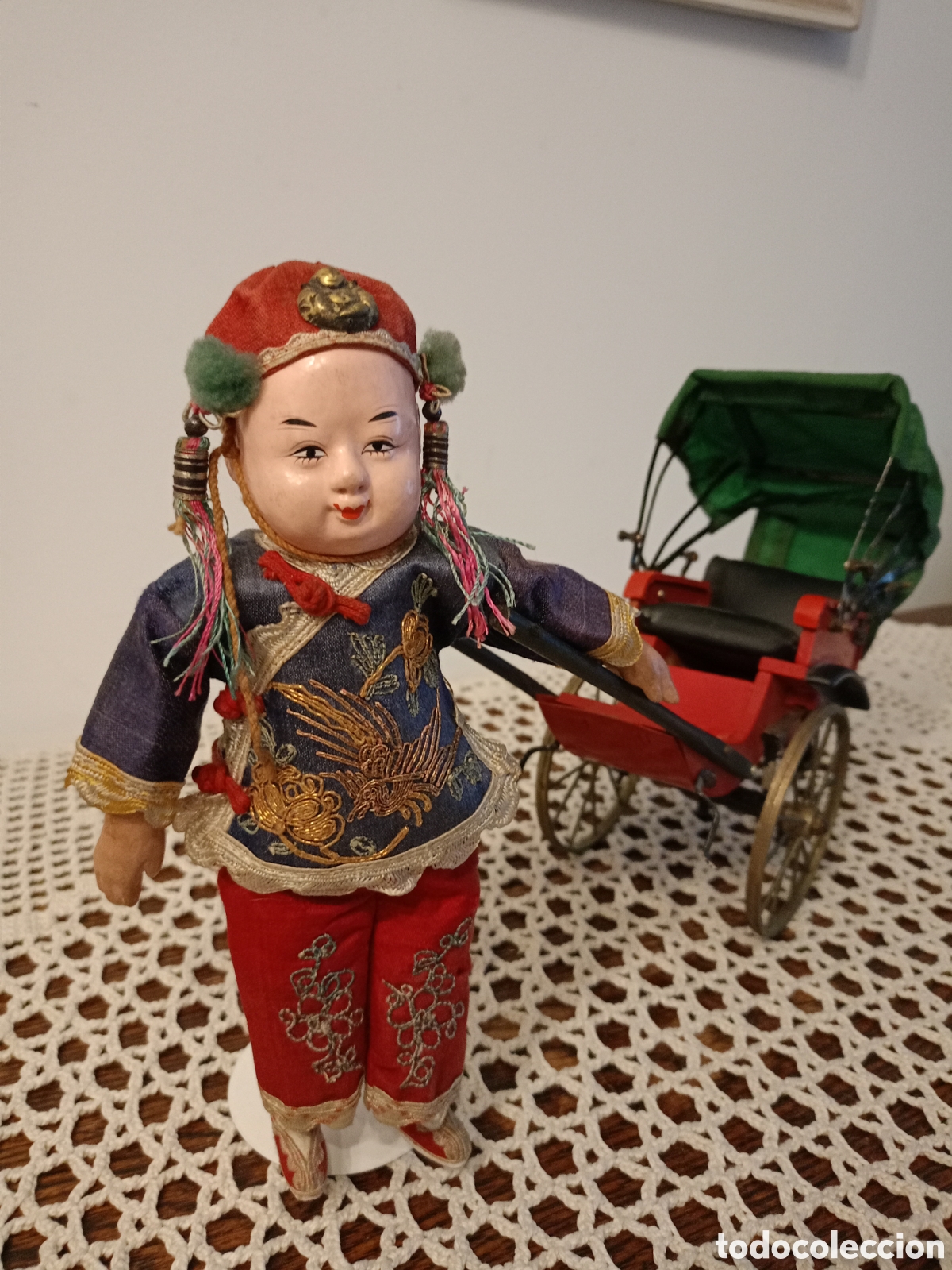 Mu&ntilde;ecas extranjeras: Raro mu&ntilde;eco chino antiguo de composici&oacute;n c. 1910 con carrito Rickshaw original