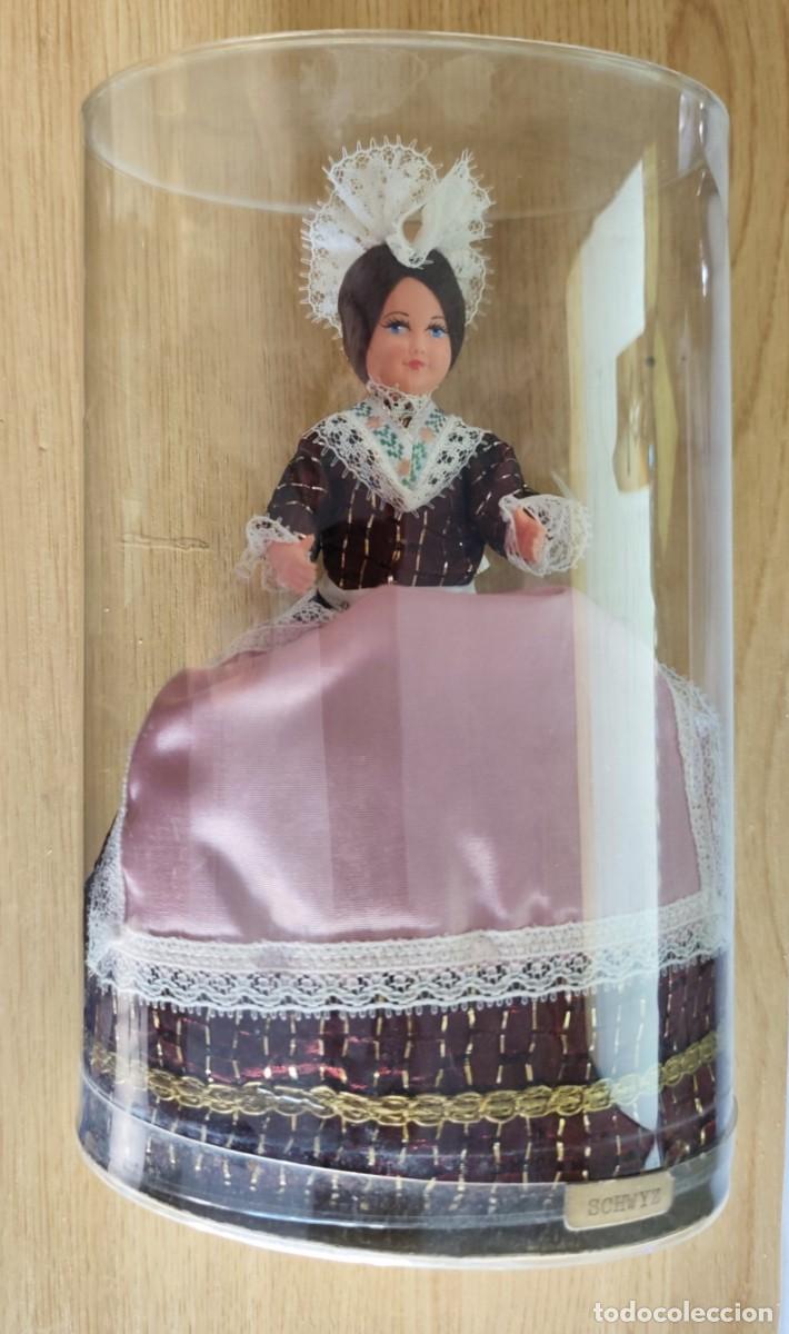 Mu&ntilde;ecas extranjeras: Mu&ntilde;eca Vintage Traje Tradicional del cant&oacute;n de Schwyz Suiza 24 cm