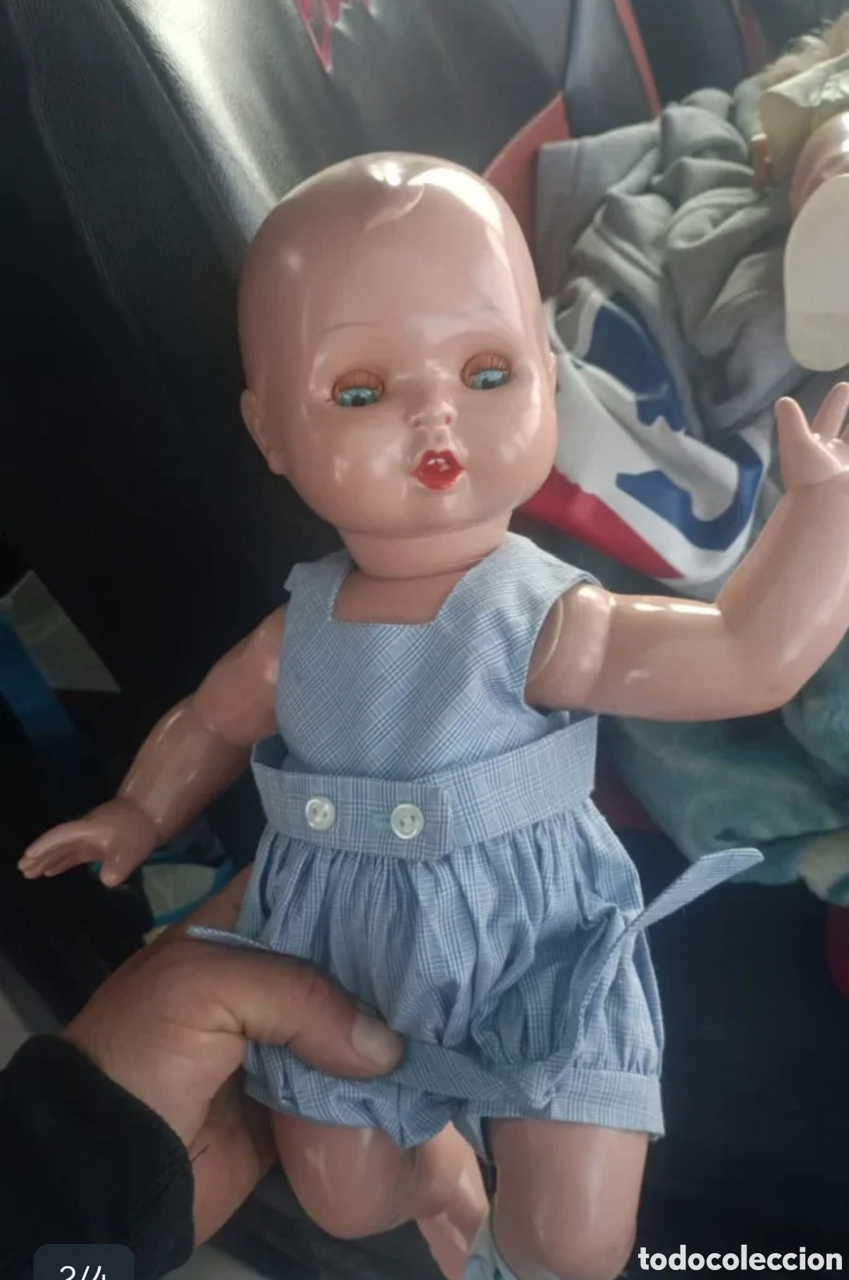 Mu&ntilde;ecas extranjeras: Mu&ntilde;eco antiguo con su ropa falta un zapato