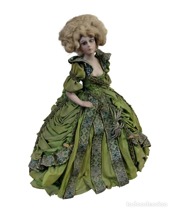 Mu&ntilde;ecas extranjeras: ANTIGUA MU&Ntilde;ECA CON VESTIDO DE CORTE BARROCO. BISCUIT POLICROMADO. FRANCIA (?). PRINC. SIGLO XX.