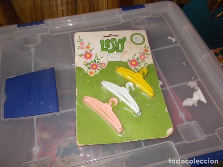Mu&ntilde;ecas Lesly cl&aacute;sicas de colecci&oacute;n: Blister de perchas de Lesly - Foto 1