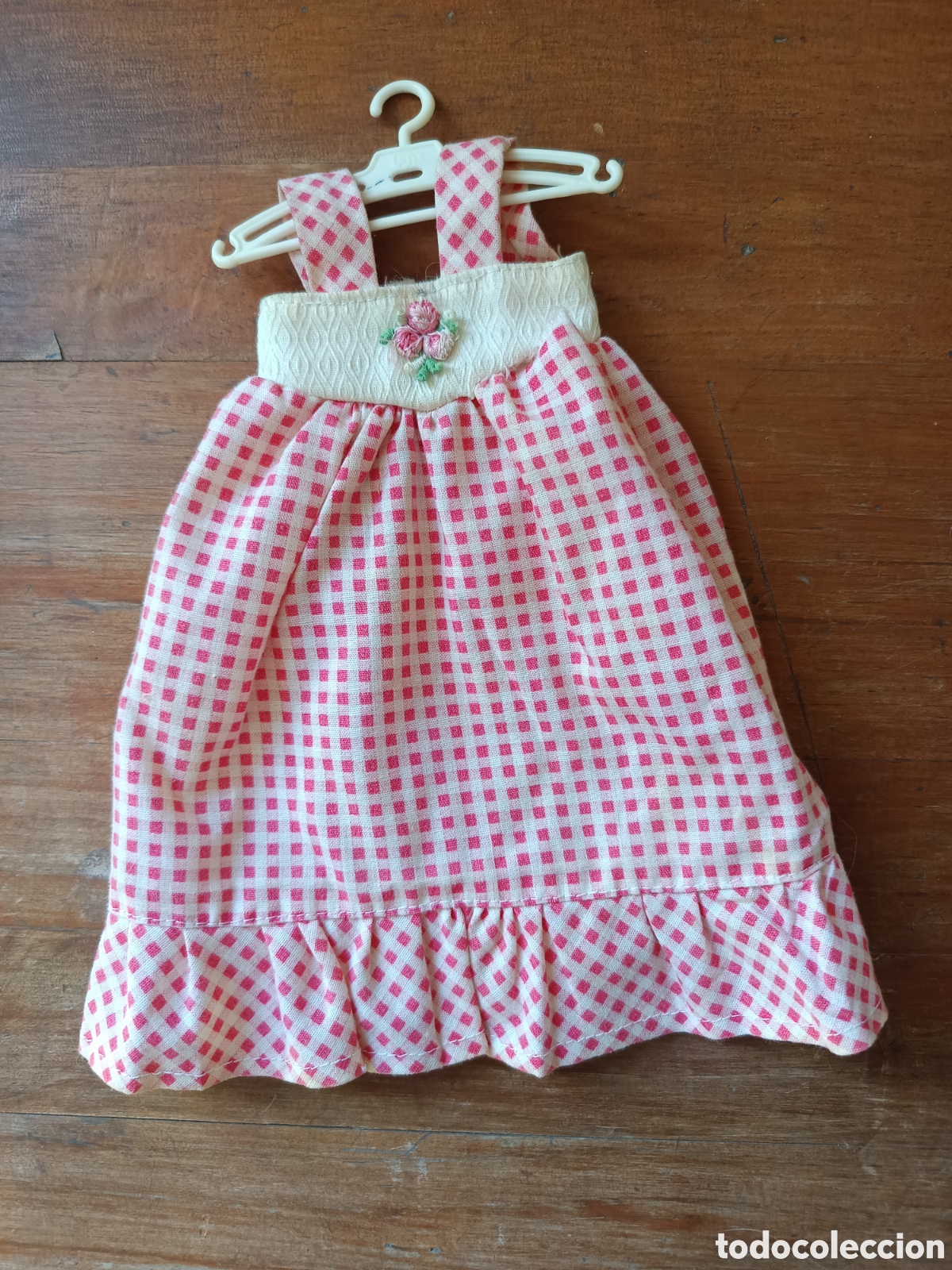 Mu&ntilde;ecas Lesly Cl&aacute;sicas de colecci&oacute;n: Vestido y percha mu&ntilde;eca Lesly rosa a cuadros