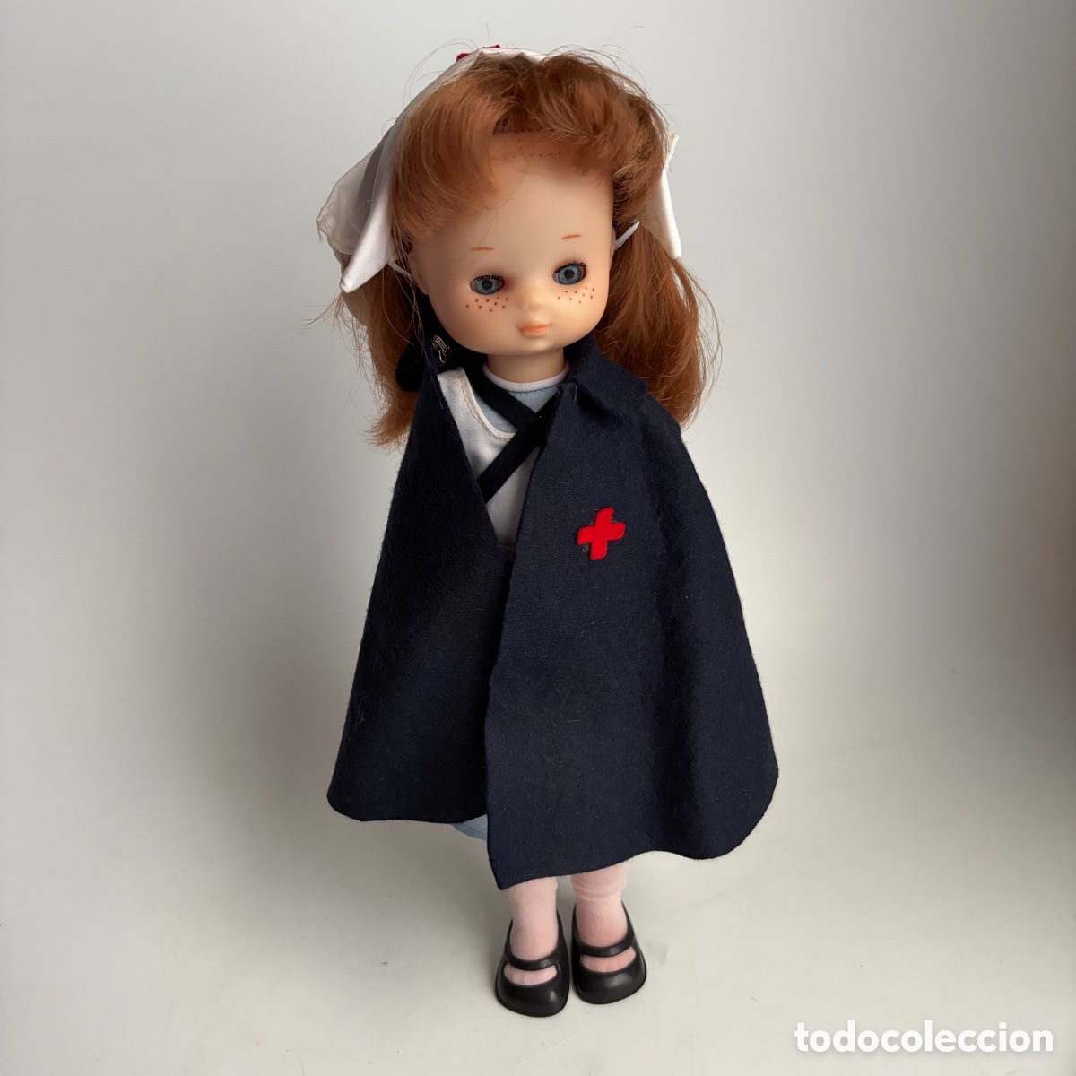 Mu&ntilde;ecas Lesly Cl&aacute;sicas de colecci&oacute;n: Mu&ntilde;eca Lesly de Famosa pelirroja ojos azules con el conjunto de enfermera