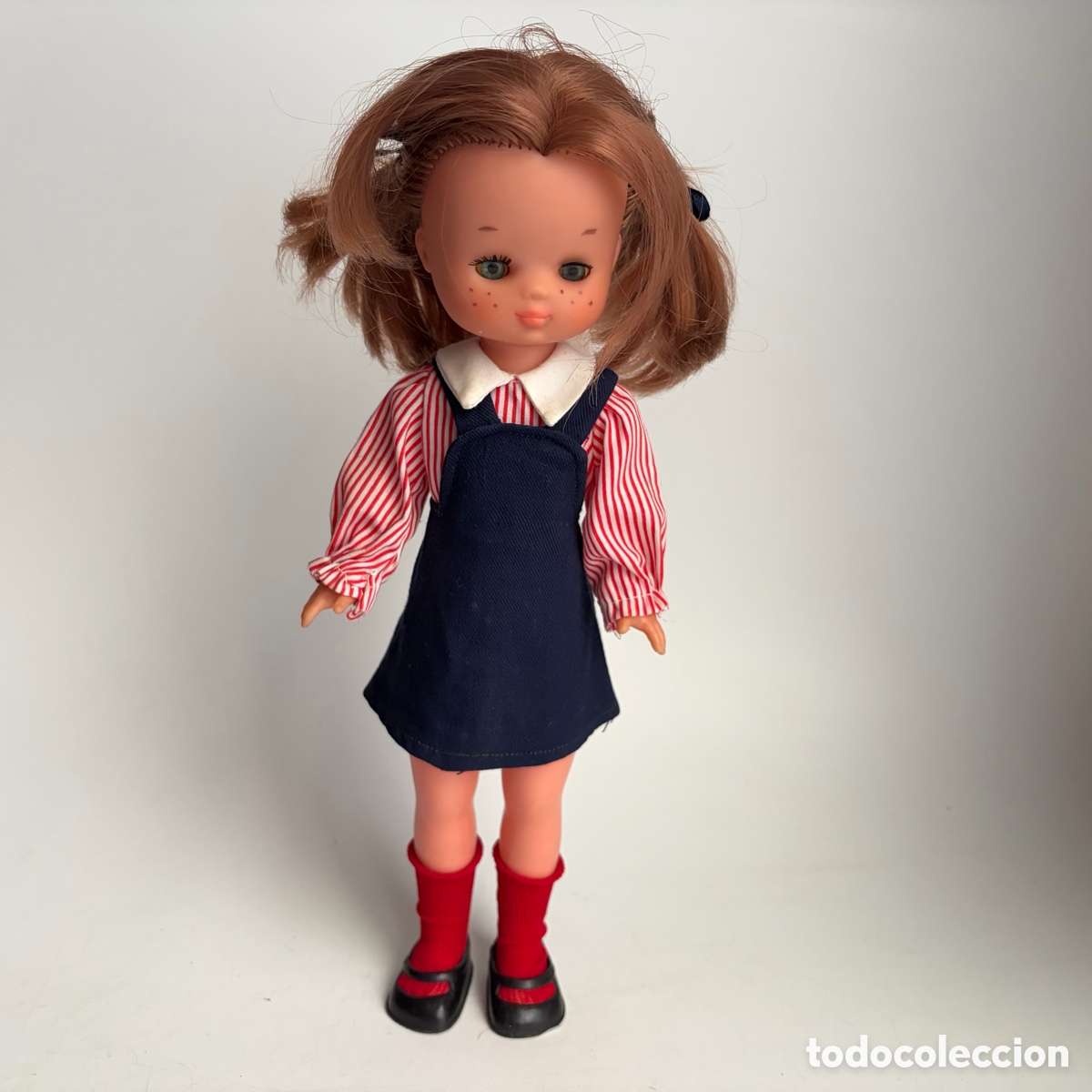 Mu&ntilde;ecas Lesly Cl&aacute;sicas de colecci&oacute;n: Mu&ntilde;eca Lesly de Famosa pelirroja ojos azules con el conjunto de colegiala