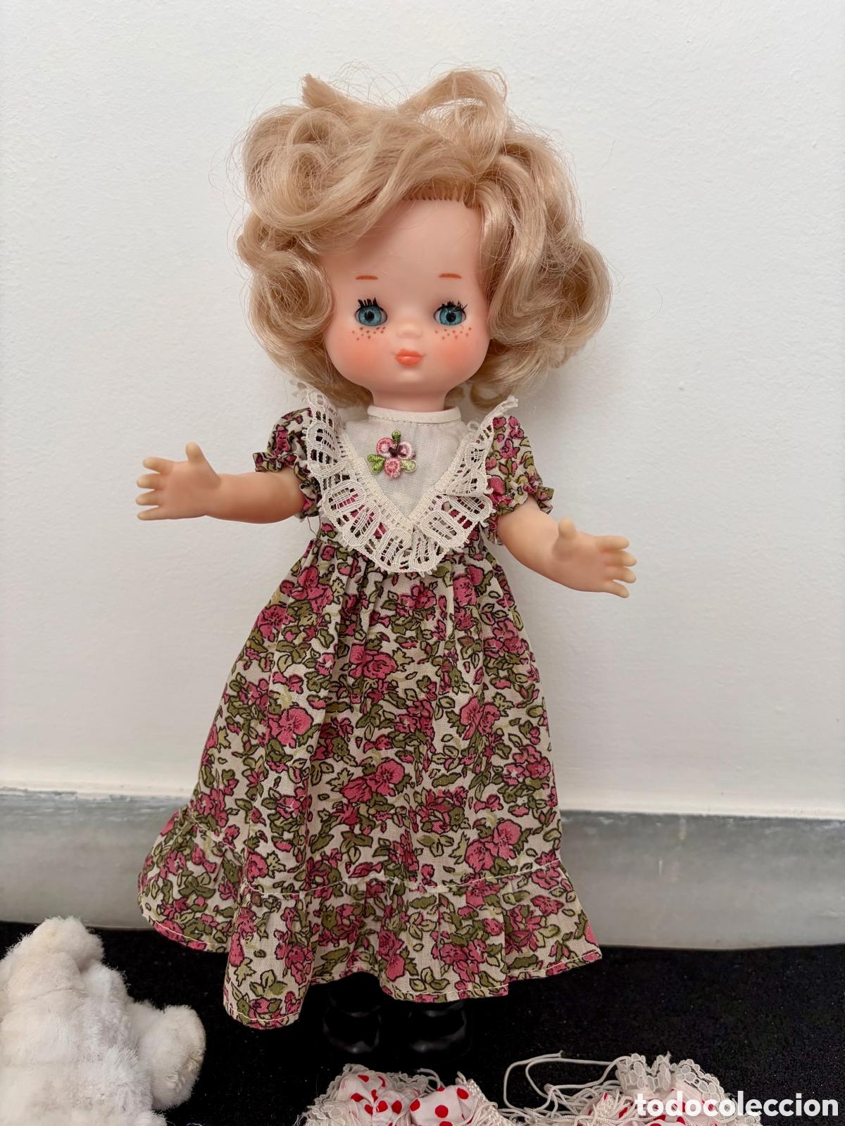 Mu&ntilde;ecas Lesly Cl&aacute;sicas de colecci&oacute;n: Lesly y lote de ropa