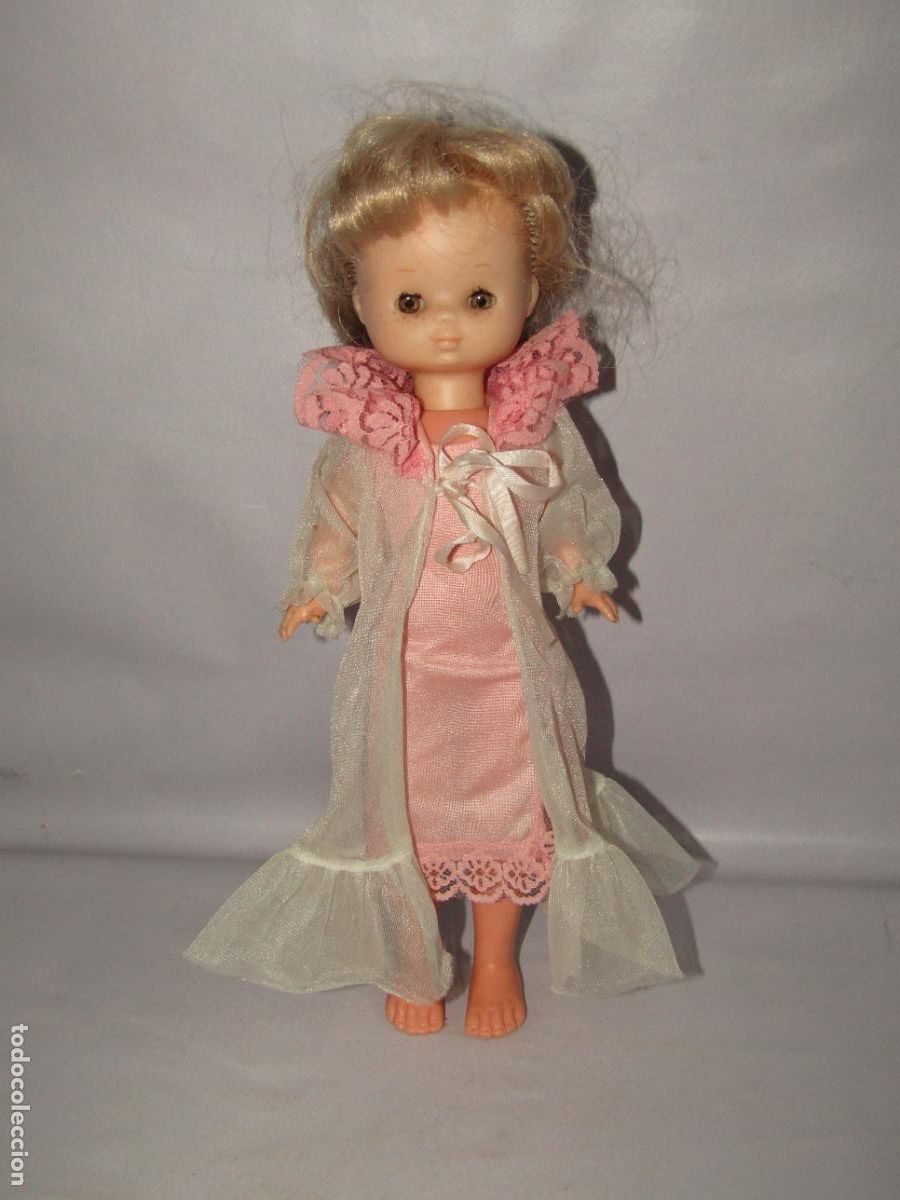 Mu&ntilde;ecas Lesly Cl&aacute;sicas de colecci&oacute;n: Antigua Mu&ntilde;eca LESLY Ojos Marrones y Brazos Duros con Camis&oacute;n y Bata de Noche - Hermanita de Nancy