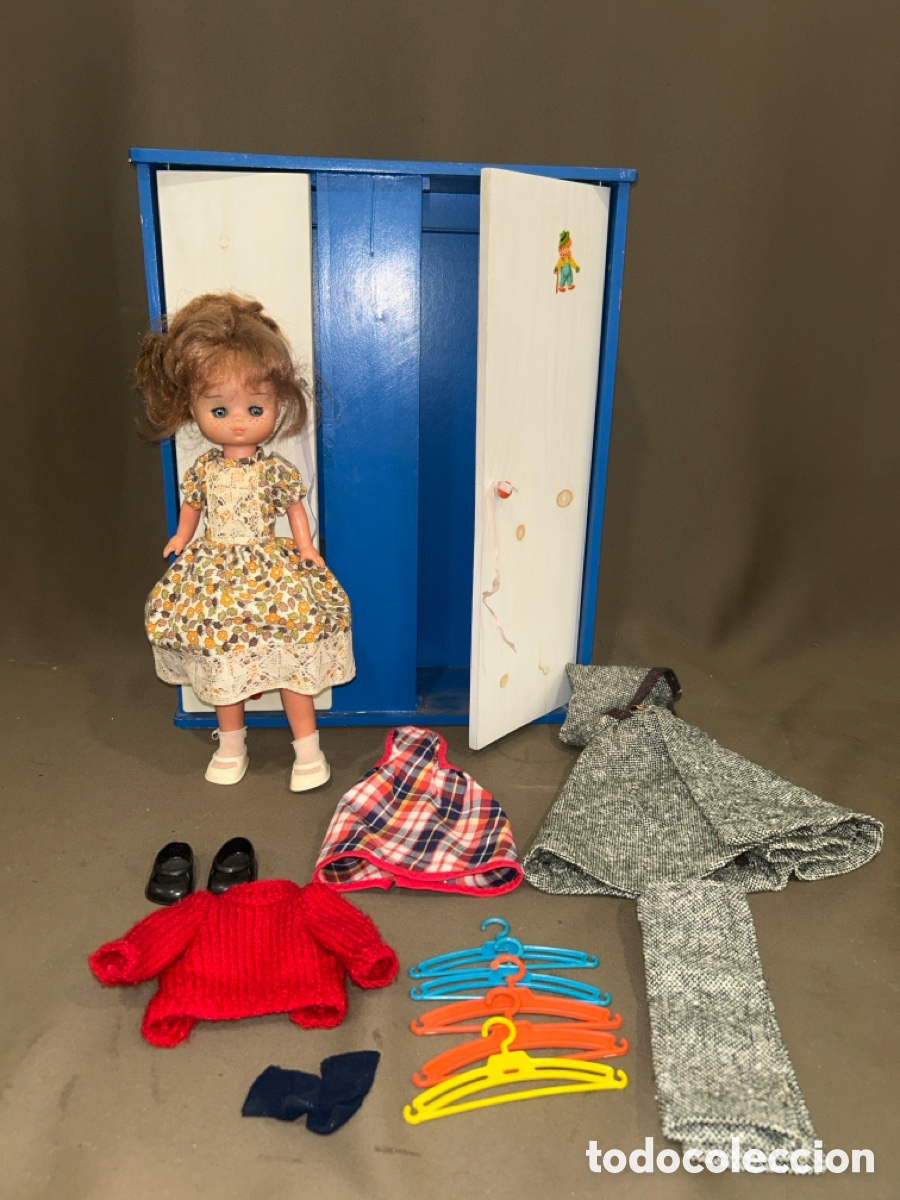 Mu&ntilde;ecas Lesly Cl&aacute;sicas de colecci&oacute;n: LOTE MU&Ntilde;ECA LESLY 10 PECAS FAMOSA, ROPITA, ZAPATOS, ARMARIO Y PERCHAS