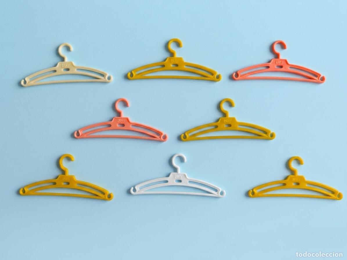 Mu&ntilde;ecas Lesly Cl&aacute;sicas de colecci&oacute;n: Lote 8 perchas originales y antiguas para la mu&ntilde;eca Lesly.