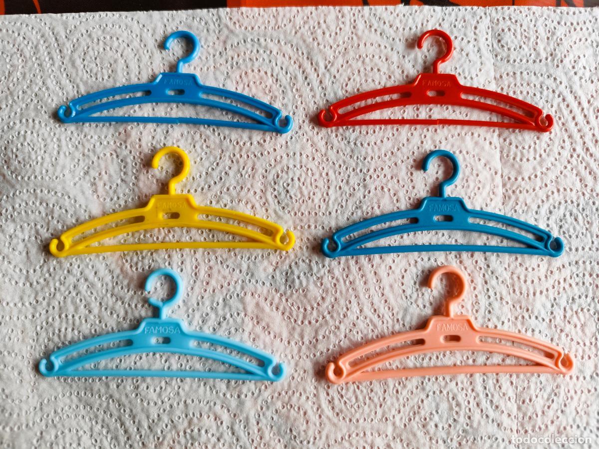 Mu&ntilde;ecas Lesly Cl&aacute;sicas de colecci&oacute;n: Lote 6 perchas originales y antiguas para la mu&ntilde;eca Nancy.
