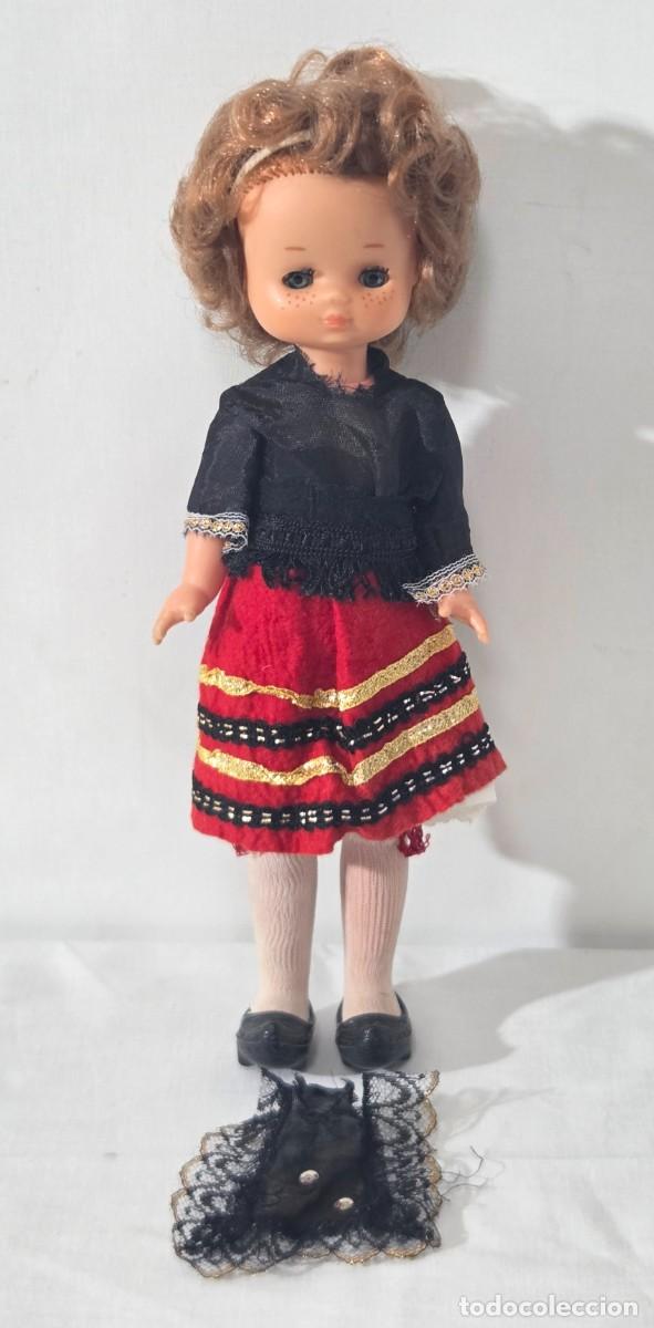 Mu&ntilde;ecas Lesly Cl&aacute;sicas de colecci&oacute;n: Lesly pelirroja con ojos azules vestida con traje regional