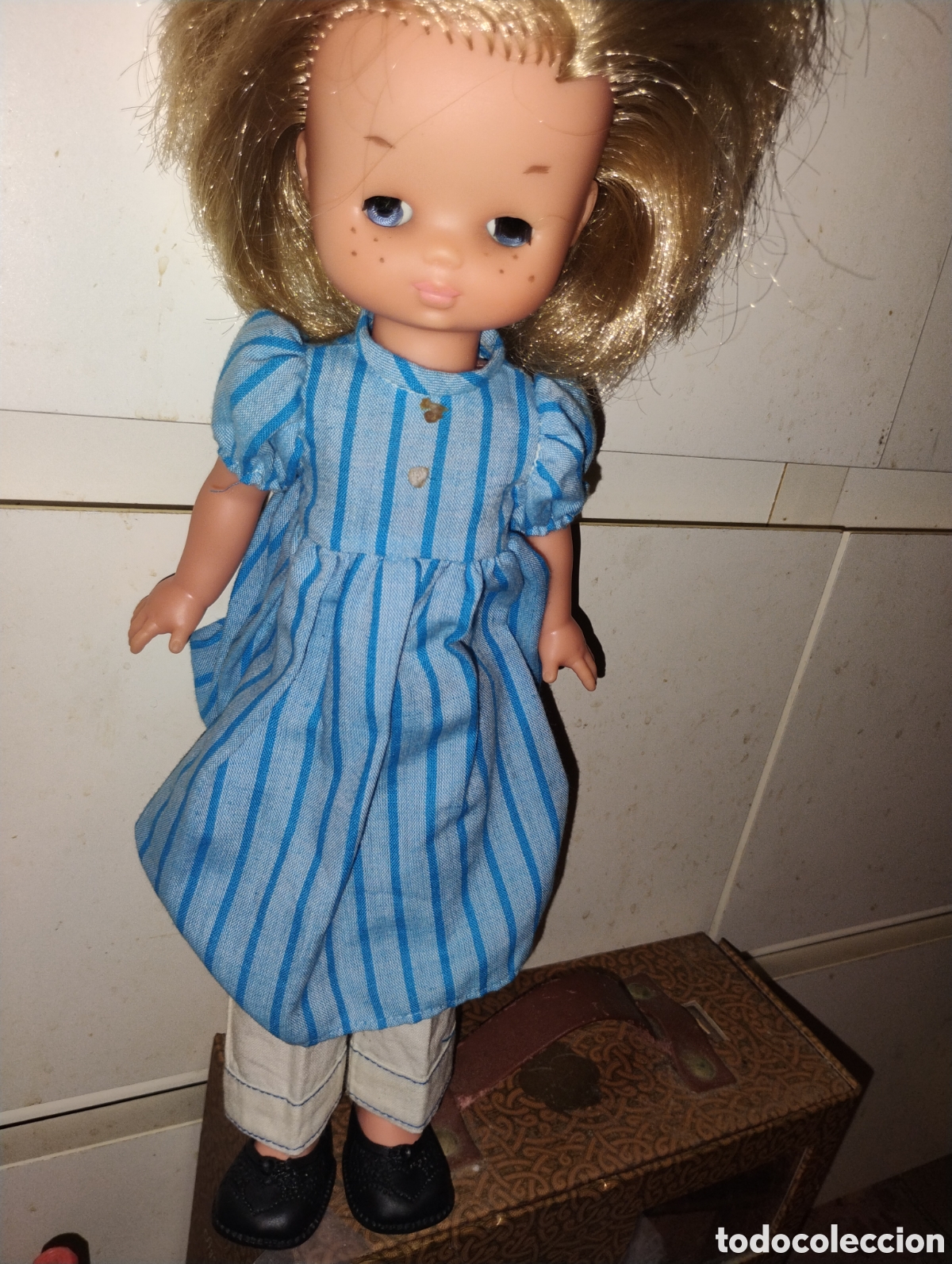 Mu&ntilde;ecas Lesly cl&aacute;sicas de colecci&oacute;n: &diams;LESLY (A&ntilde;os 70) - 1&ordf; Generaci&oacute;n Brazos Duros - Nuca 71 - Conjunto &rdquo;Casera&rdquo; COMPLETO con Etiqueta