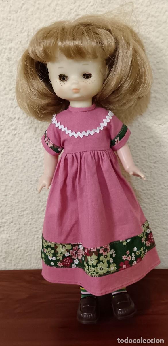 Mu&ntilde;ecas Lesly cl&aacute;sicas de colecci&oacute;n: LESLY RUBIA 10 PECAS CON CONJUNTO FOLK ORIGINAL 32 CM. ALTURA