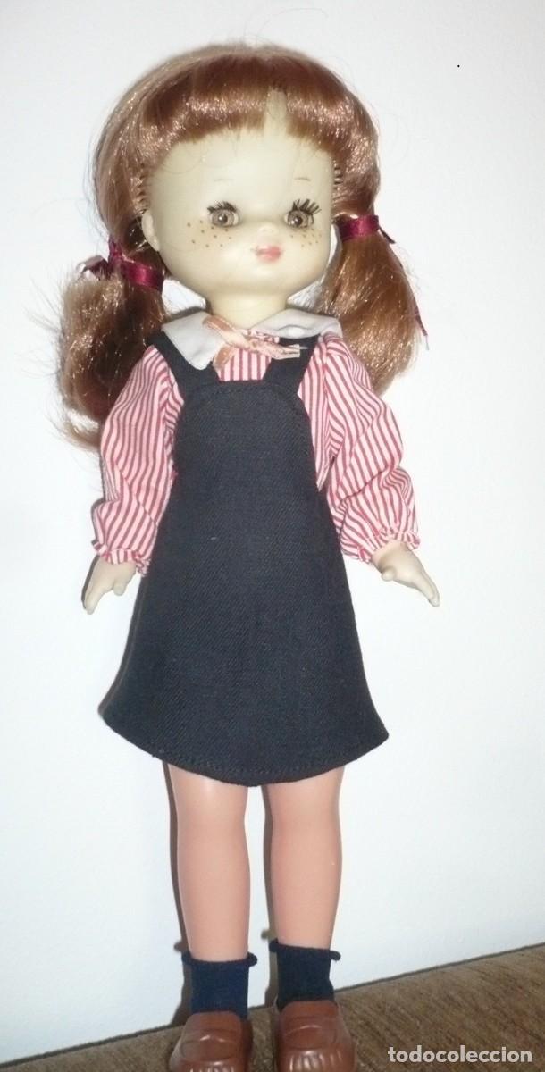 Mu&ntilde;ecas Lesly cl&aacute;sicas de colecci&oacute;n: Lesly de Famosa 10 pecas colegiala