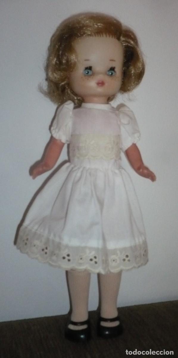 Mu&ntilde;ecas Lesly cl&aacute;sicas de colecci&oacute;n: Lesly de Famosa 10 pecas. Vestido blanco original.