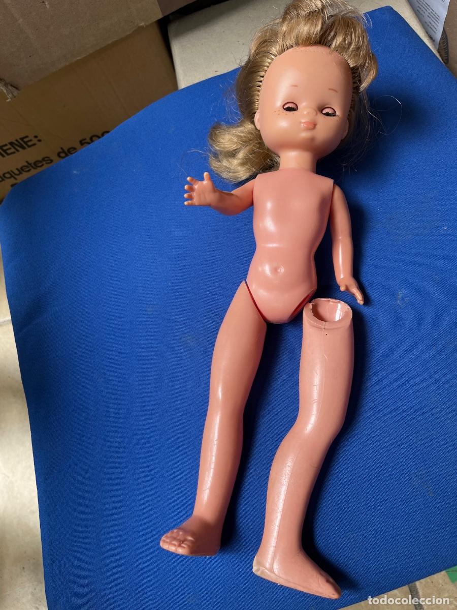 Mu&ntilde;ecas Lesly cl&aacute;sicas de colecci&oacute;n: Lesly - mu&ntilde;eca original de los primeros 80 -una pierna rota