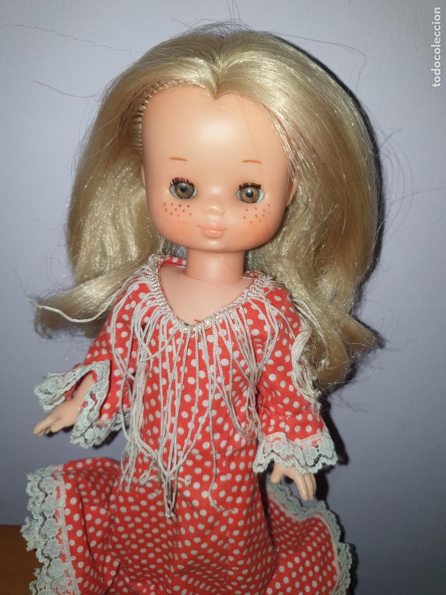Mu&ntilde;ecas Lesly cl&aacute;sicas de colecci&oacute;n: BONITA LESLY ojos arona 10 pecas larga melena CON TRAJE FARALAES regalo peluca pelo oscuro