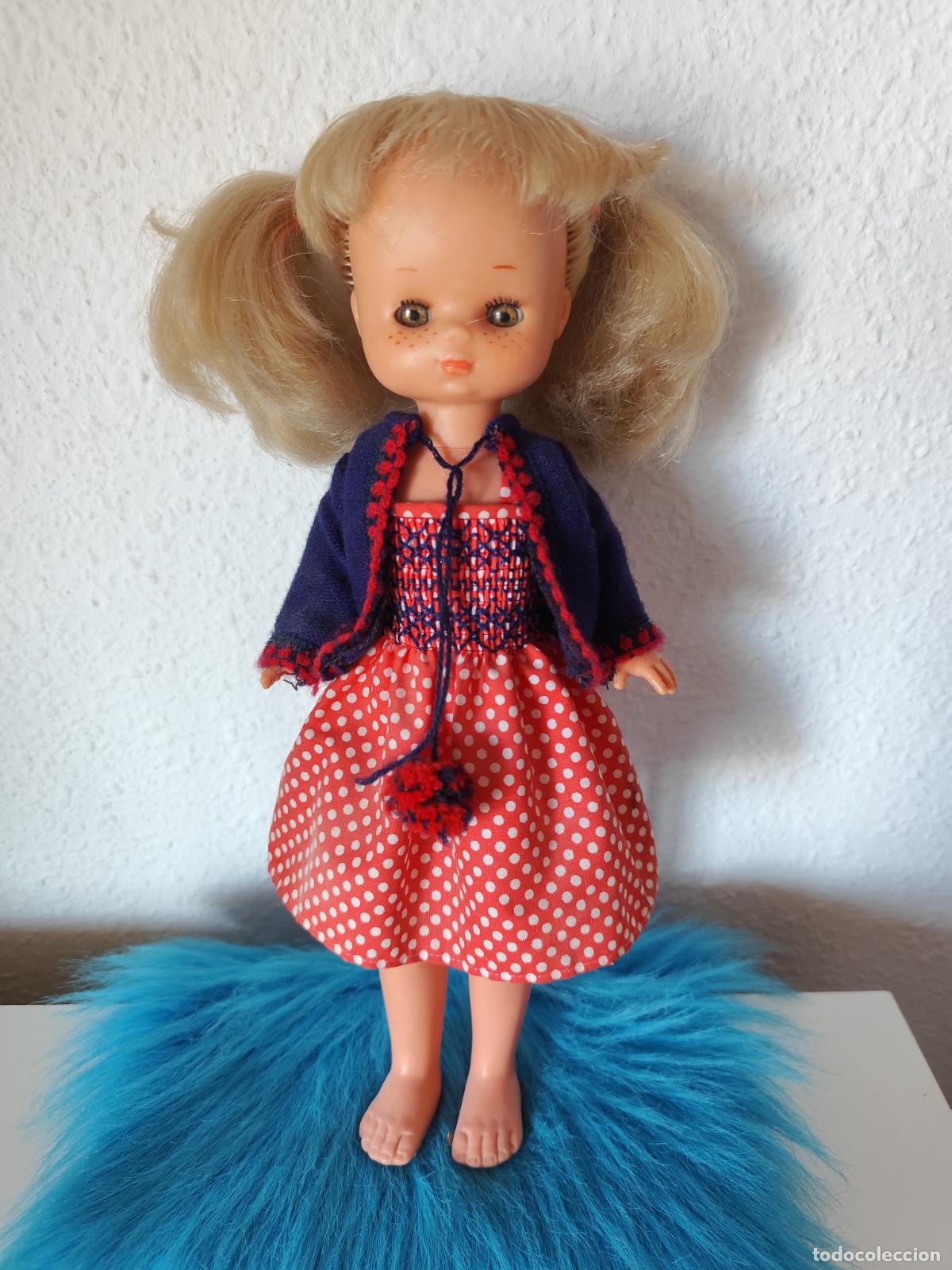Mu&ntilde;ecas Lesly cl&aacute;sicas de colecci&oacute;n: Mu&ntilde;eca LESLY con vestido IGUELDO antigua.