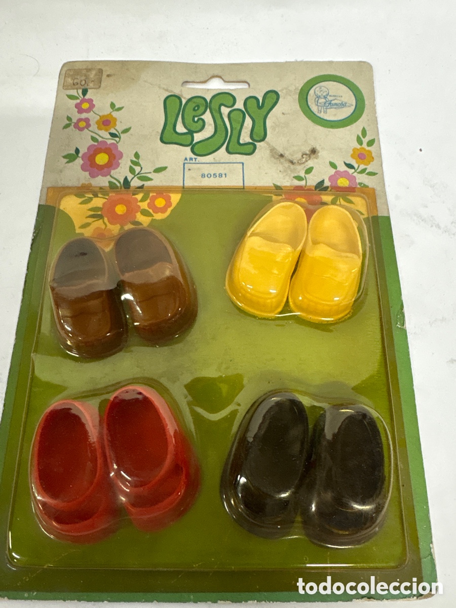 Mu&ntilde;ecas Lesly cl&aacute;sicas de colecci&oacute;n: Lesly Famosa, bl&iacute;ster con cuatro pares de zapatos, procede de antigua jugueter&iacute;a