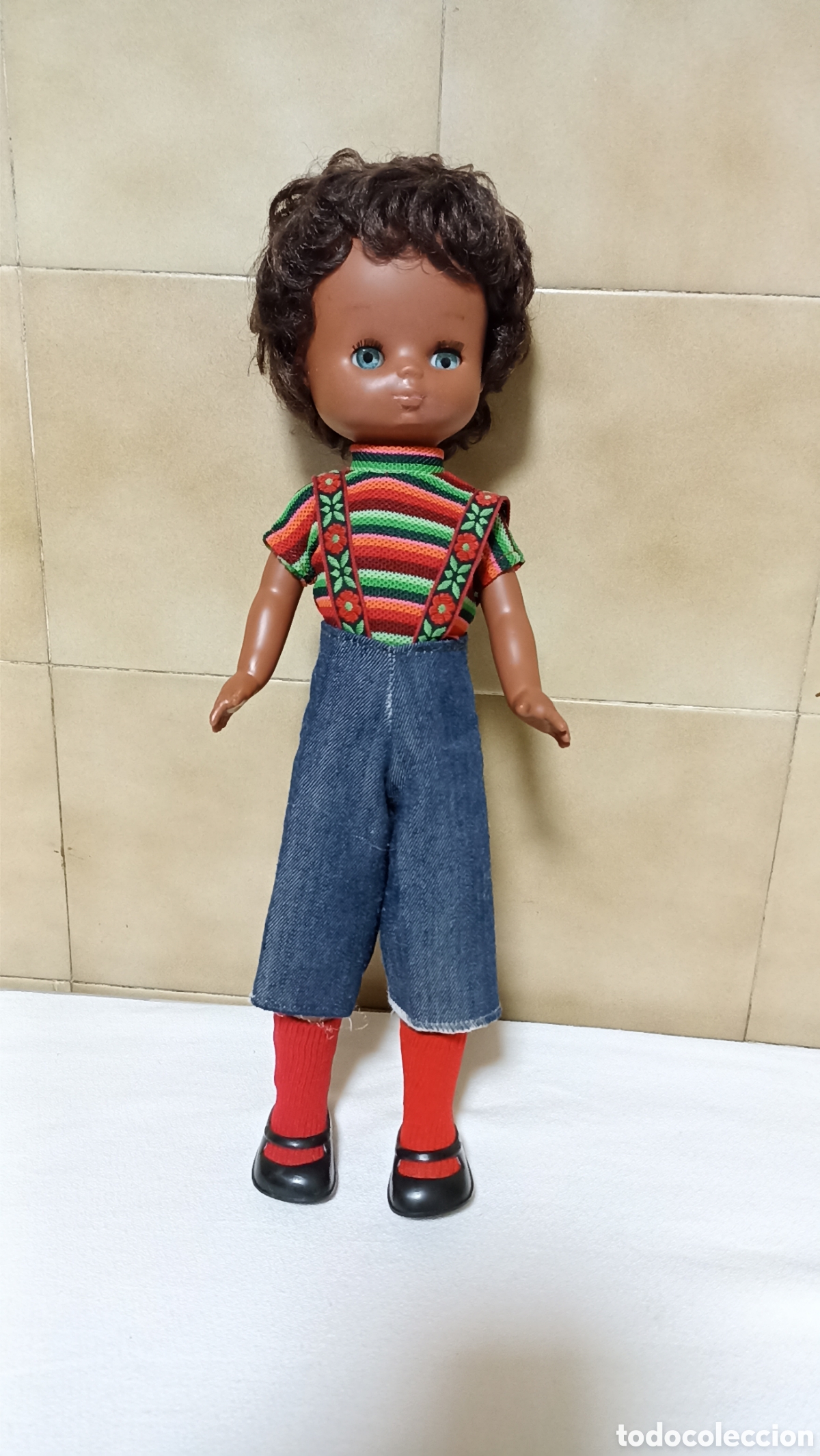Bambole Lesly di Famosa: Mu&ntilde;eca Lesly Negrita con Conjunto Black Jeans