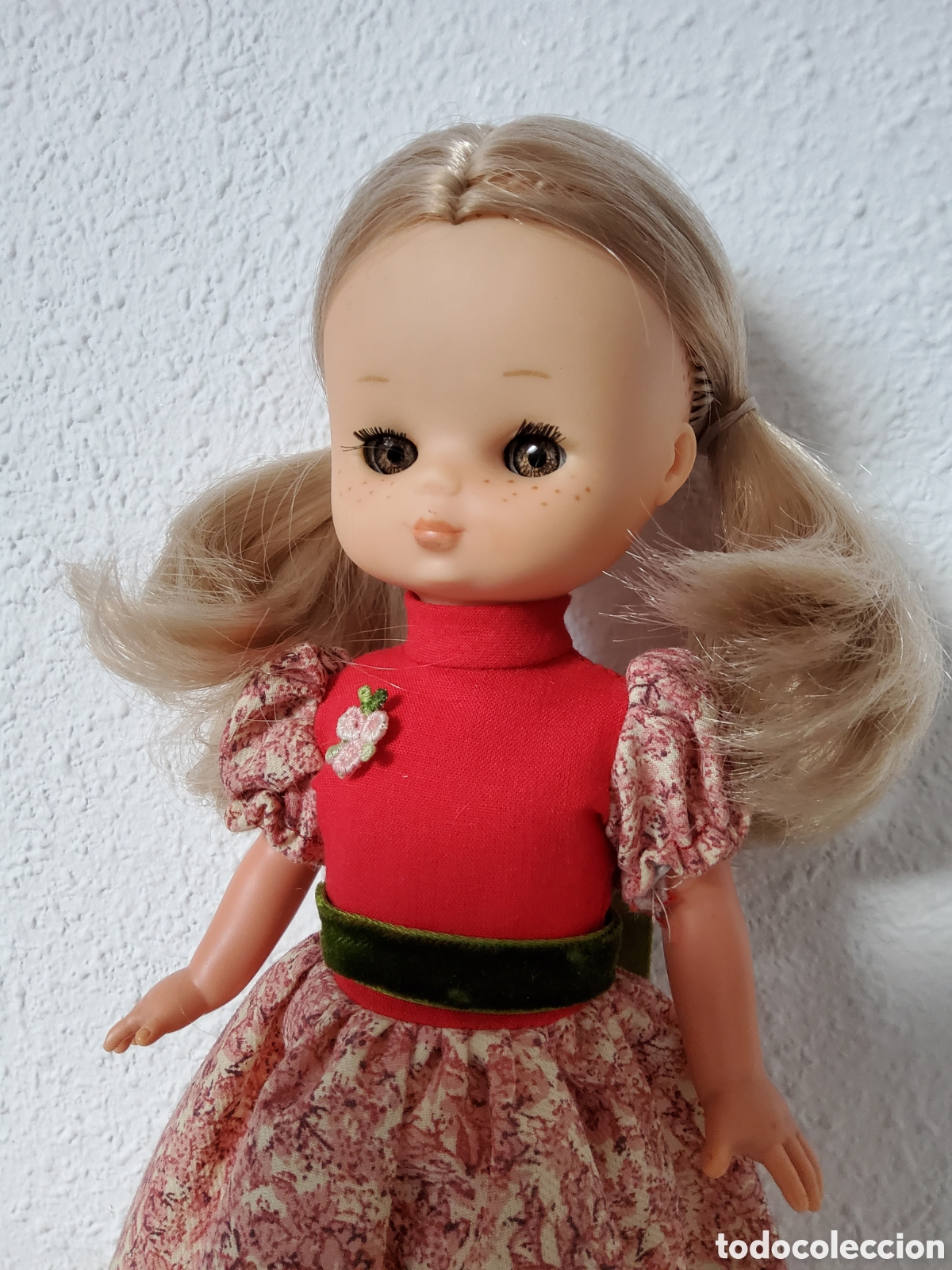 Mu&ntilde;ecas Lesly cl&aacute;sicas de colecci&oacute;n: Mu&ntilde;eca Lesly con vestido de flores