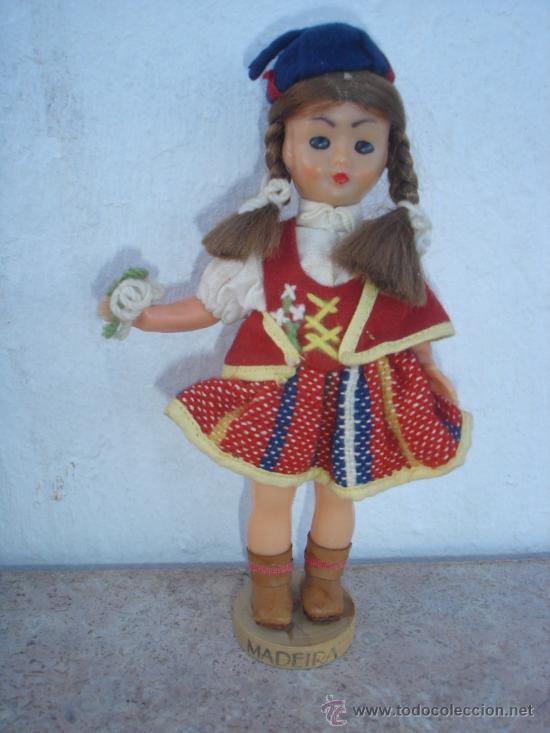 Mu&ntilde;ecas modernas: peque&ntilde;a mu&ntilde;eca de celuloide con traje tipico - Foto 1