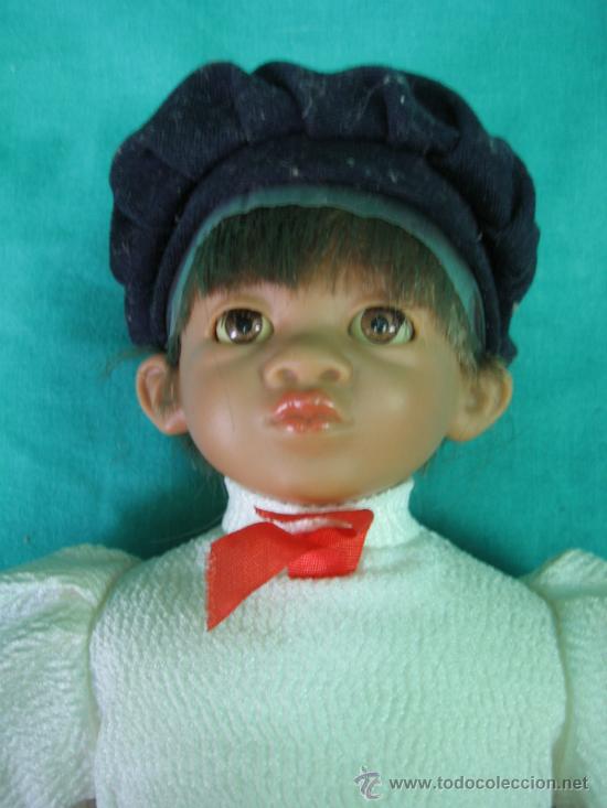 Mu&ntilde;ecas modernas: Mu&ntilde;eco sin marca. Mide 28 cm - Foto 2