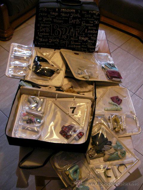 Mu&ntilde;ecas modernas: GRAN LOTE DE ROPAS Y ACCESORIOS BRATZ Y MALETIN - Foto 1