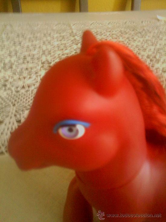 Mu&ntilde;ecas modernas: pony rojo ,ojos relieve - Foto 1