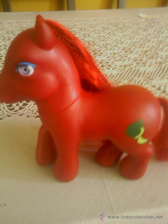 Mu&ntilde;ecas modernas: pony rojo ,ojos relieve - Foto 2