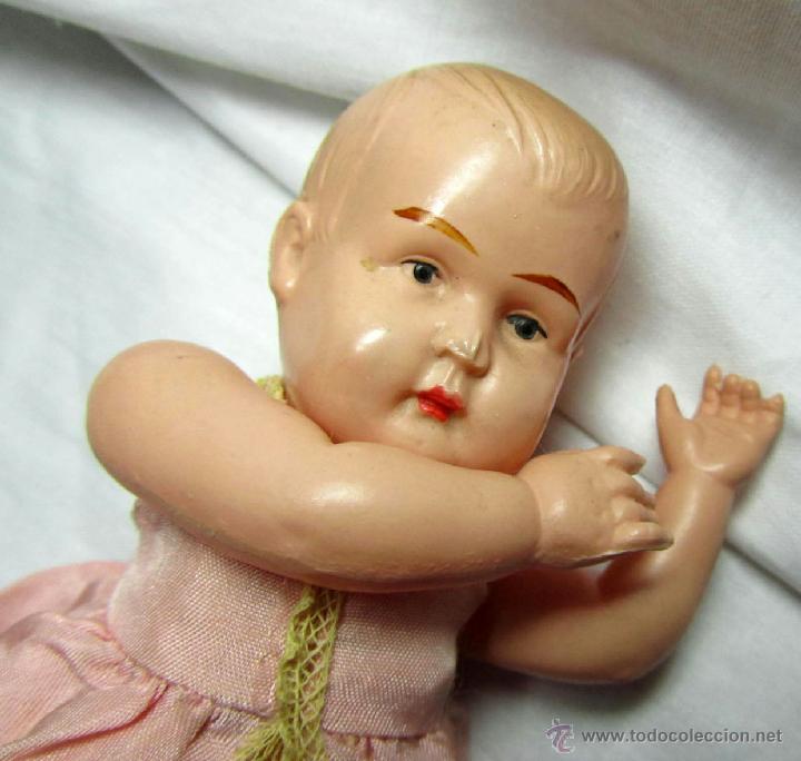Mu&ntilde;ecas modernas: Peque&ntilde;o mu&ntilde;eco alem&aacute;n de celuloide con capa larga - Foto 1