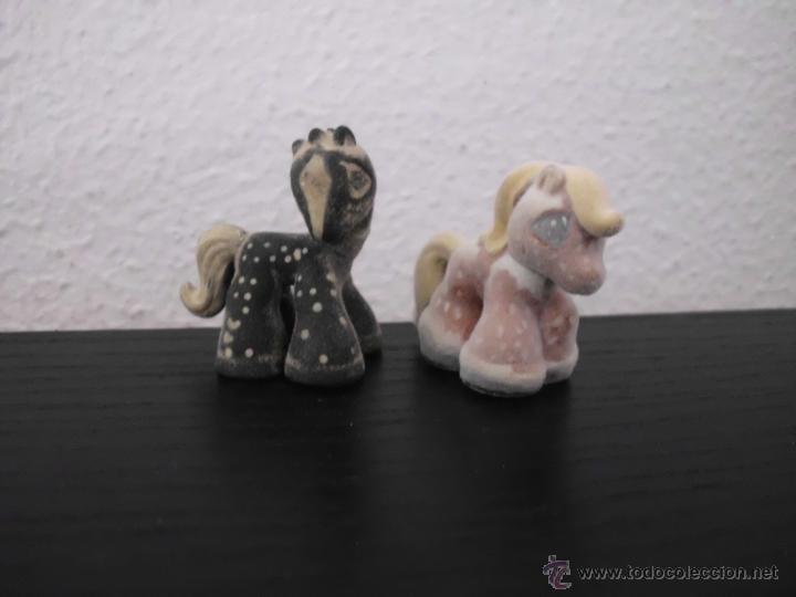 Mu&ntilde;ecas modernas: lote de 2 peque&ntilde;os pony de terciopelo - Foto 1