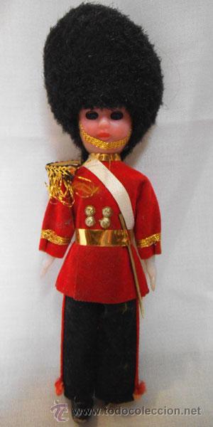 Mu&ntilde;ecas modernas: MU&Ntilde;ECO OJOS DURMIENTES  - GUARDIA INGLESA - Foto 1