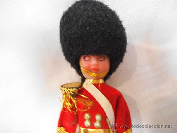 Mu&ntilde;ecas modernas: MU&Ntilde;ECO OJOS DURMIENTES  - GUARDIA INGLESA - Foto 3