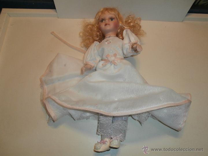 Mu&ntilde;ecas modernas: bonita mu&ntilde;eca de porcelana de comunion - Foto 1