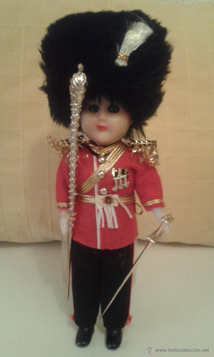 Mu&ntilde;ecas modernas: MU&Ntilde;ECO INGL&Eacute;S GUARDIA DE PALACIO. - Foto 1
