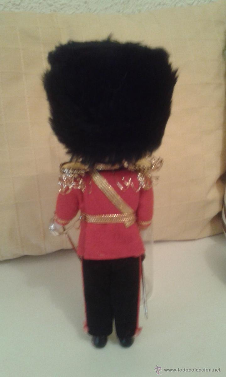 Mu&ntilde;ecas modernas: MU&Ntilde;ECO INGL&Eacute;S GUARDIA DE PALACIO. - Foto 2
