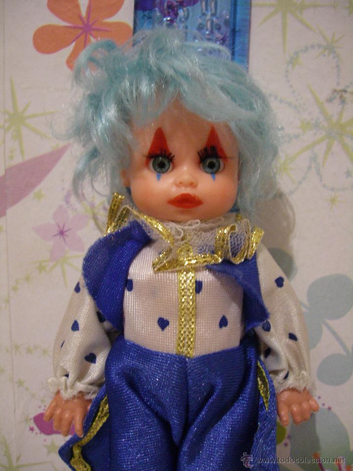 Mu&ntilde;ecas modernas: MU&Ntilde;EQUITA VESTIDA DE ARLEQUIN + COMPLEMENTOS ** IMPECABLE ** Altura: 20 cms - Foto 2