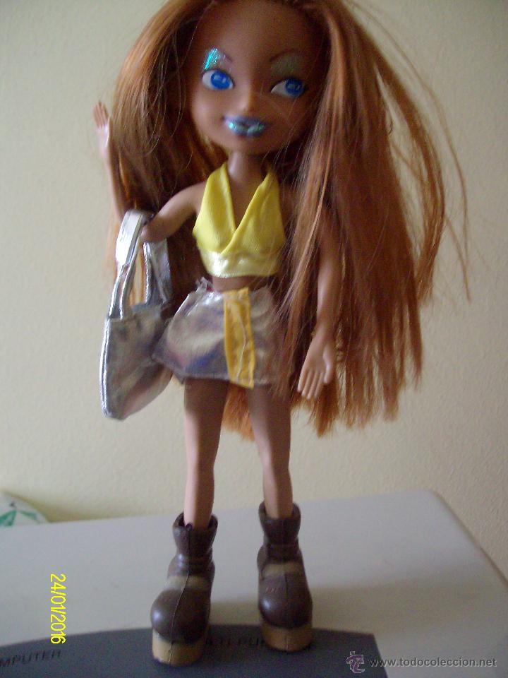 Muñecas modernas: MUÑECA BRATZ CON COMPLEMENTOS DE ROPA BOTAS Y BOLSO