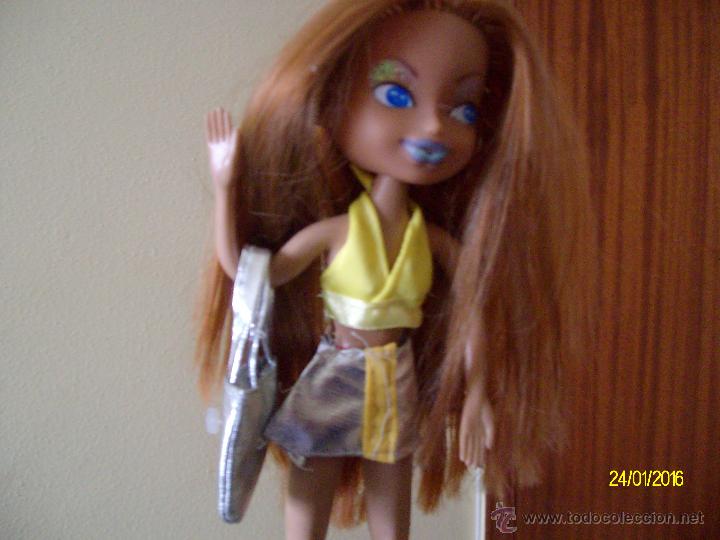 Mu&ntilde;ecas modernas: MU&Ntilde;ECA BRATZ CON COMPLEMENTOS DE ROPA BOTAS Y BOLSO - Foto 2