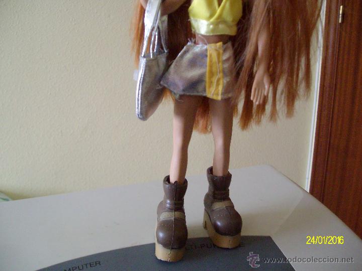 Mu&ntilde;ecas modernas: MU&Ntilde;ECA BRATZ CON COMPLEMENTOS DE ROPA BOTAS Y BOLSO - Foto 3