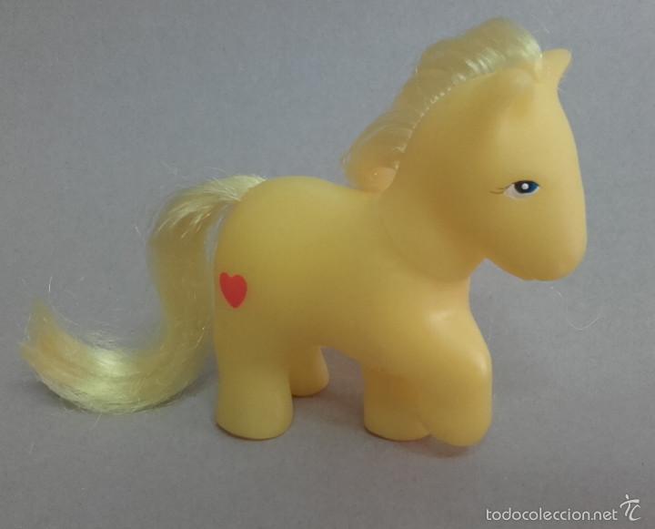 pequeño pony amarillo