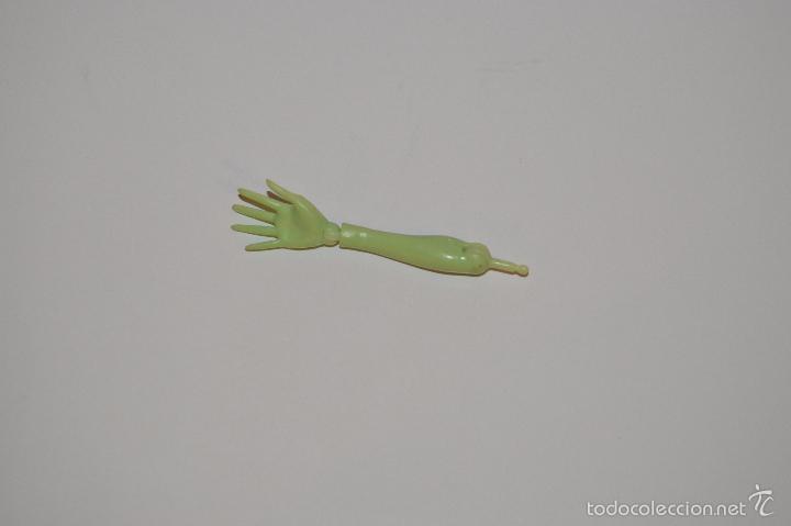 Mu&ntilde;ecas modernas: mano de mu&ntilde;eca monster high - Foto 2