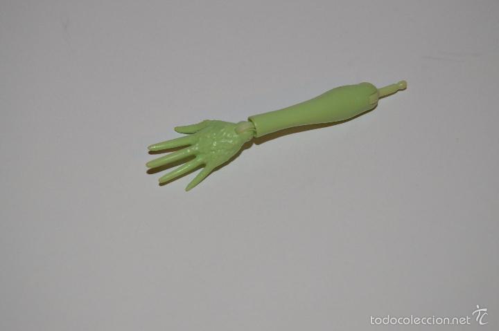 Mu&ntilde;ecas modernas: mano de mu&ntilde;eca monster high - Foto 1
