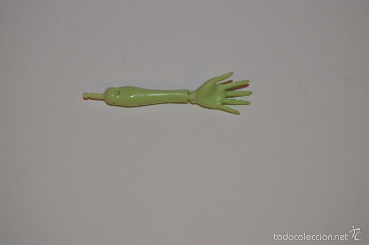 Mu&ntilde;ecas modernas: mano de mu&ntilde;eca monster high - Foto 2