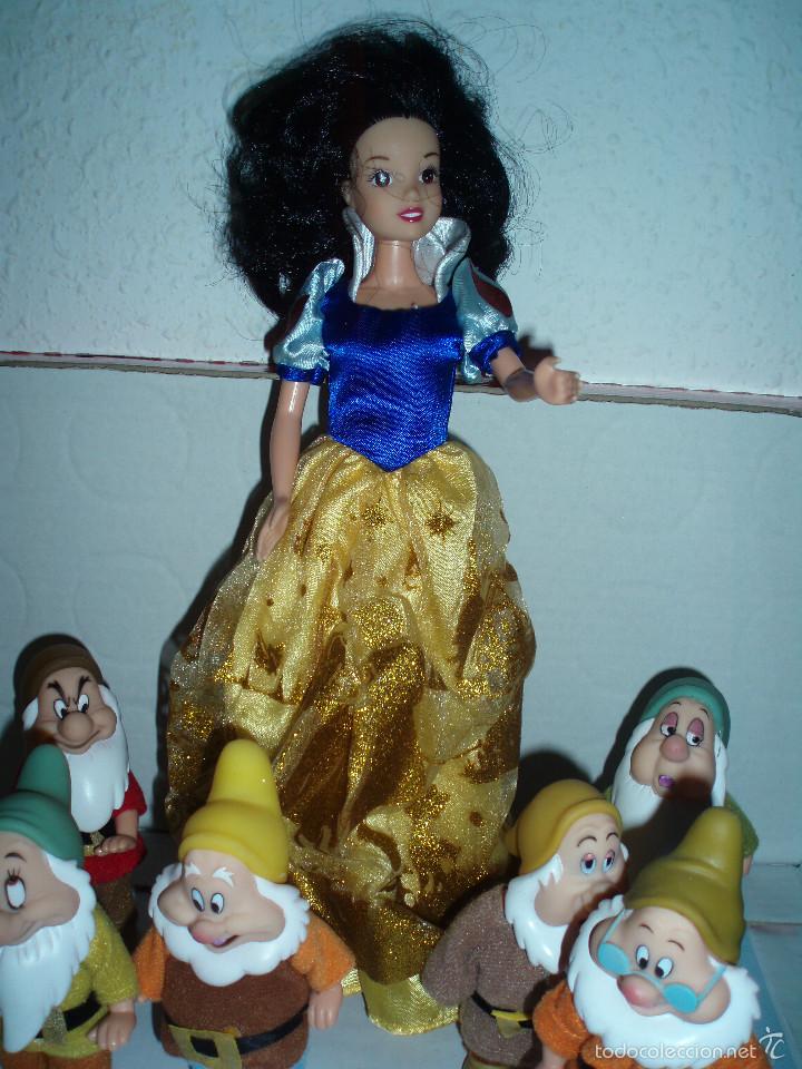 Mu&ntilde;ecas modernas: mu&ntilde;eca blancanieves de simba con los siete enanitos - Foto 2