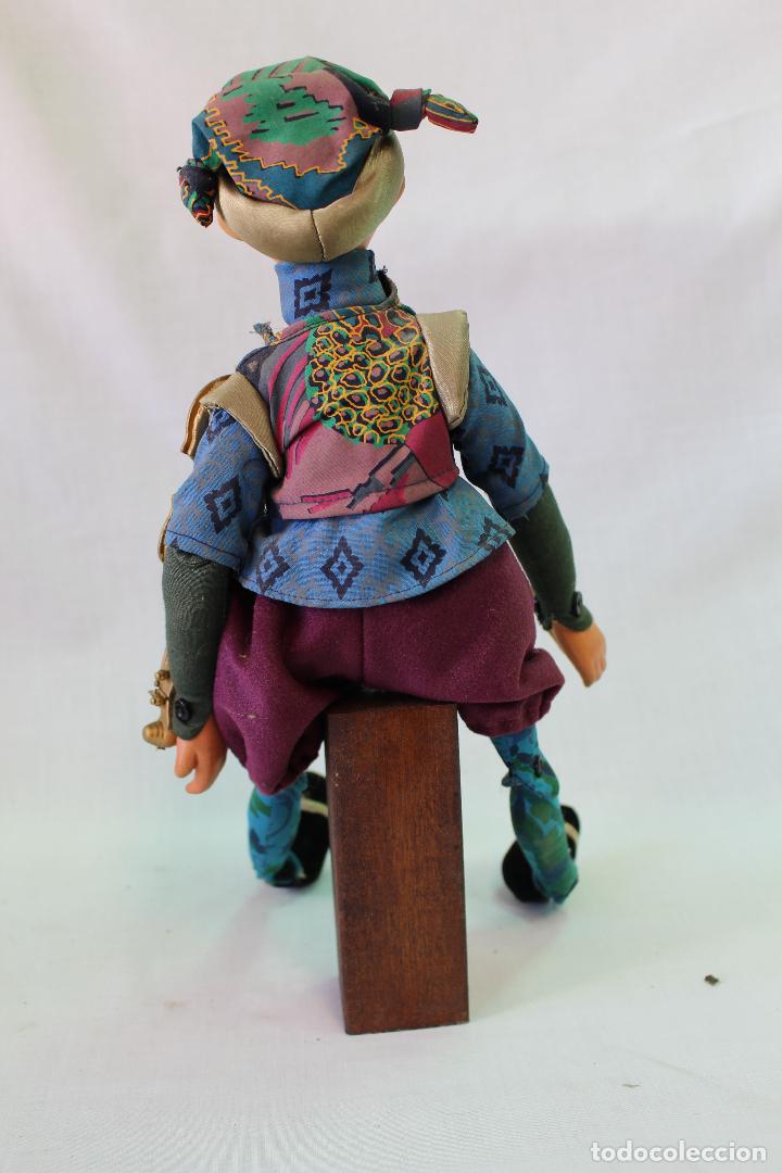 Mu&ntilde;ecas modernas: mu&ntilde;eco violinista de trapo y taburete de madera - Foto 2