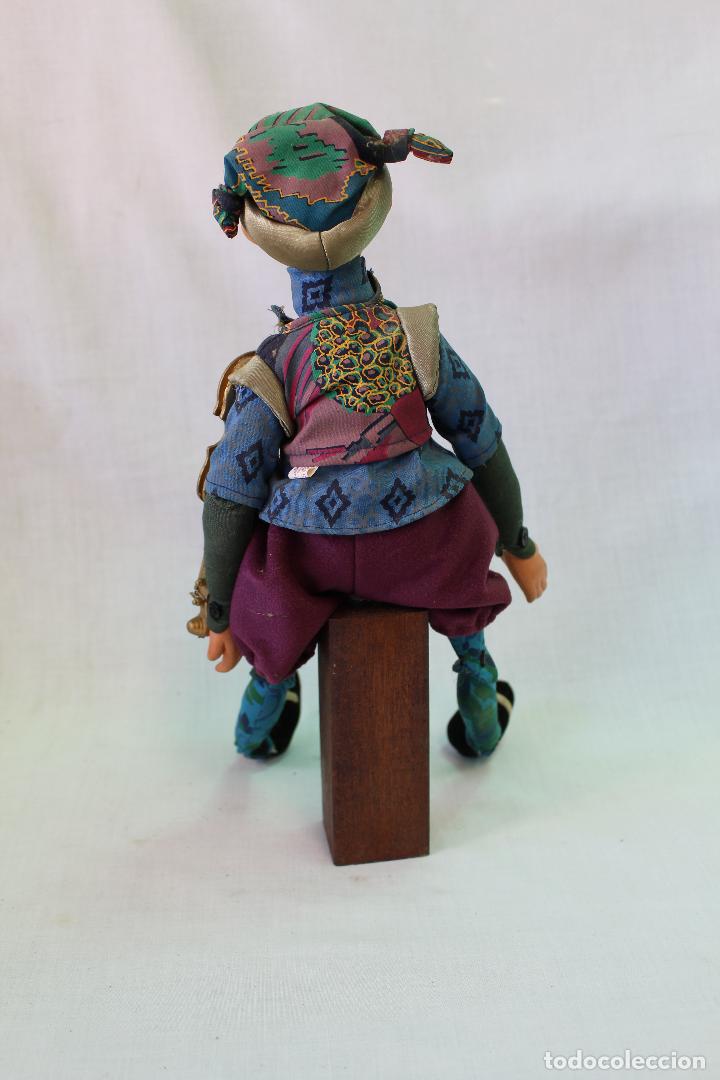 Mu&ntilde;ecas modernas: mu&ntilde;eco violinista de trapo y taburete de madera - Foto 3