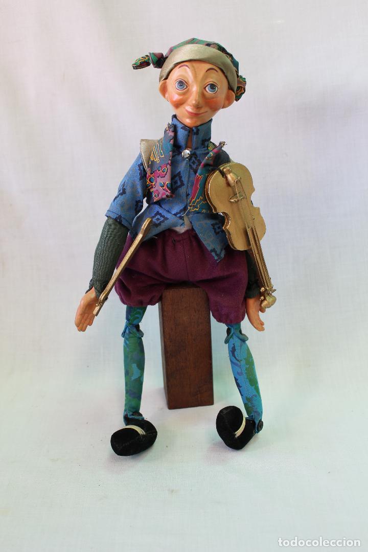 Mu&ntilde;ecas modernas: mu&ntilde;eco violinista de trapo y taburete de madera - Foto 4