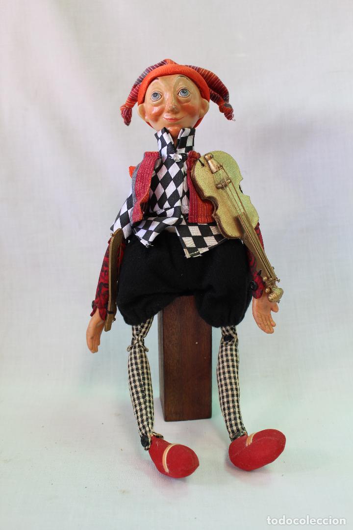 Mu&ntilde;ecas modernas: mu&ntilde;eco violinista de trapo y taburete de madera - Foto 1