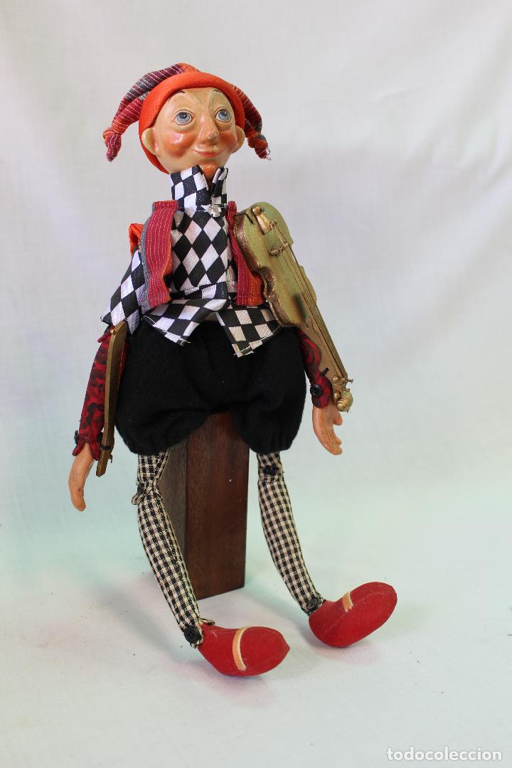 Mu&ntilde;ecas modernas: mu&ntilde;eco violinista de trapo y taburete de madera - Foto 2